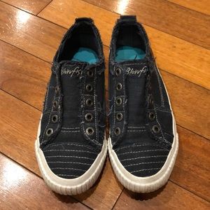 Blowfish slip on sneakers in navy blue. Size 7.5